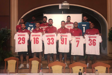 A tíz új játékos és a kapitány