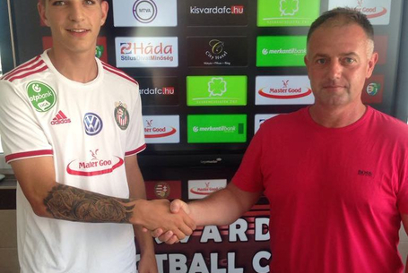 Az első profi szerződés