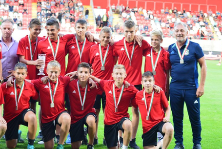 Éremátadó a stadionban