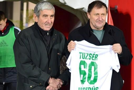 Köszöntés a meccs szünetében