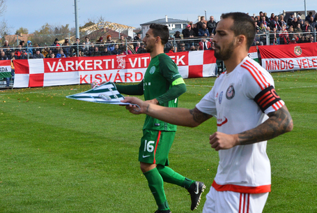 Az öltözőfolyosón futottak össze