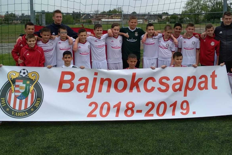 Bajnokként léphetnek pályára