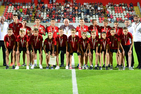 Köszöntések és kezdőrúgások