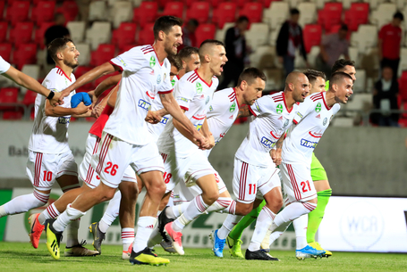 Tizennégyen holtversenyben