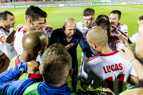 Vigyázni, mint a hímes tojásra