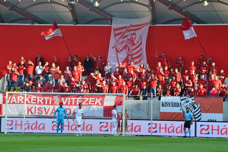 Nem mennek el szó nélkül mellette