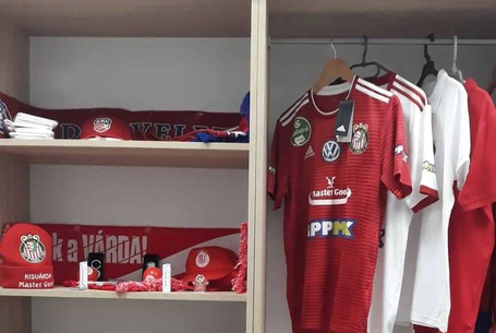 Jegyek és ajándéktárgyak