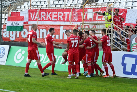 A mezőny első feléhez tartoznak