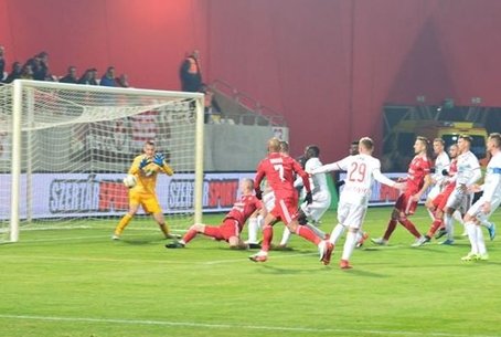 A védő beleszúrt, és...