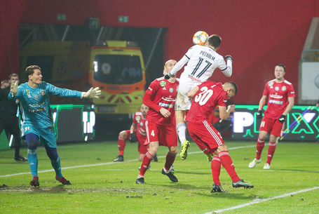 Egy gól szünet előtt, egy utána