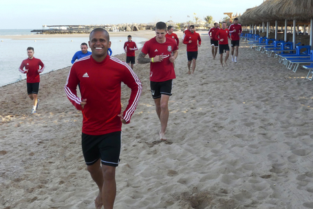 Apályra dagály és edzés a parton