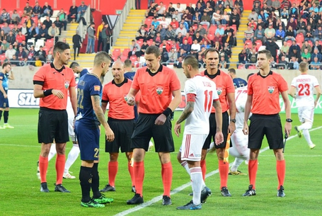 Védőnk egyszer sem úszta meg nála