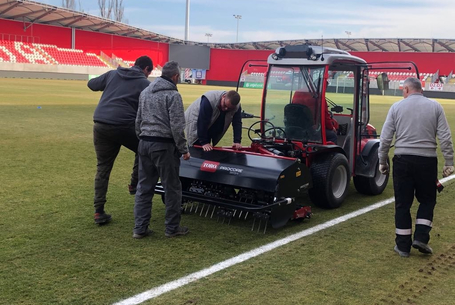 Lyukakat ütöttek a fűbe