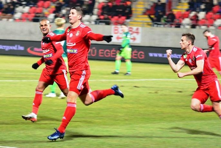 Csatárunk a vonal túlsó végén