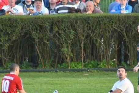 A kihelyezett transzparens ellenére