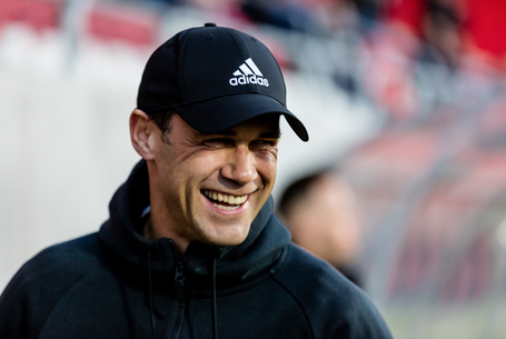 Kissé megkésett premier