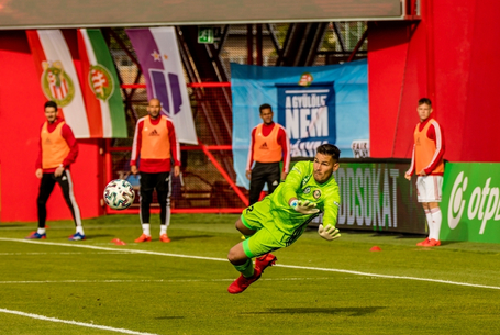 Ami benne volt, kiszakadt belőle