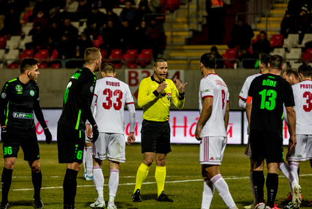 Holtversenyes első lesz