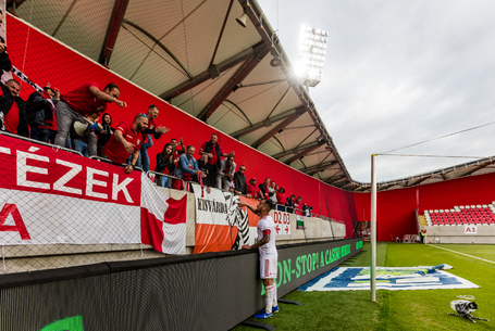 Nincs pacsizás a szurkolókkal