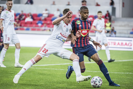 A szeme alatt a bemutatkozás nyomai