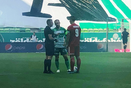 Kettesével szórta a pirosat