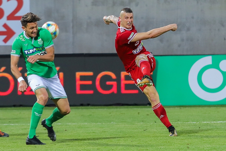 Csere csatárposzton és kölcsönben a kapus