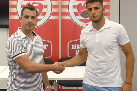 Az első profi szerződés