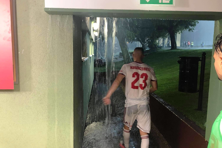 Vízesésen át vezetett az út