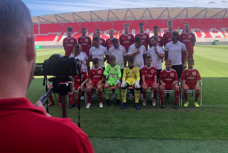 Derűs percek a csapatfotózáson