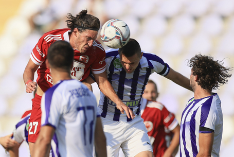 Kettőt lábbal, kettőt fejjel