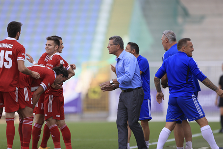 Más alkalmazkodni, mint alkalmazni