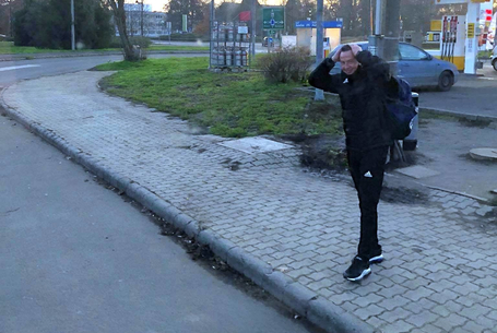 Edzőnk gyalog indult haza