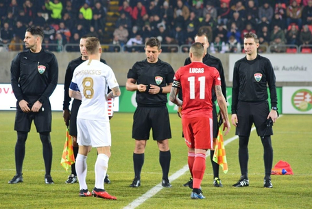 Egy év elteltével fújja nekünk