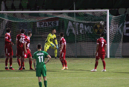 Nekünk rúgták, ellenünk védték