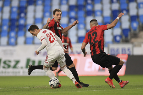 Átemelte, és szurkolt, hogy menjen be