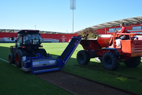 Teljes gyepcsere a stadionban