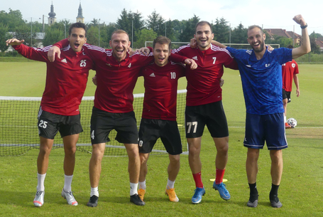 Lábtenisz és köszöntés