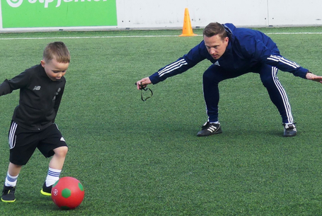 Apa, anya szurkol – a gyermek játszik