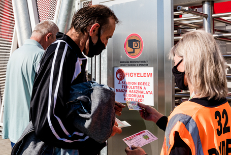 Jegyelővétel a sportcsarnokban