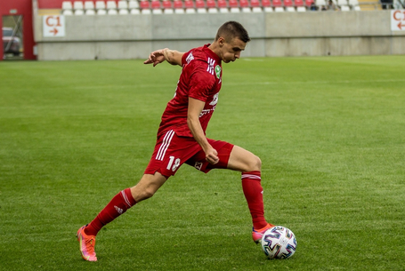 Nyolcvannégy meccsel az élen