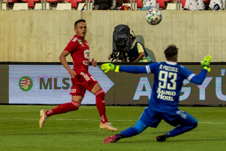 Szereti, ha űr van a védelem mögött