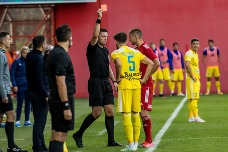 Megúszta minimális eltiltással