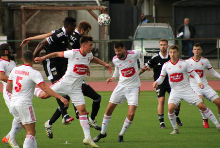 Bátran előre a listavezető ellen!