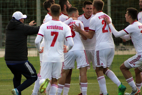 Matinémeccs a Viharsarokban