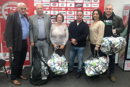 Nem tucatadomány: iskolánként tizenkét labda	