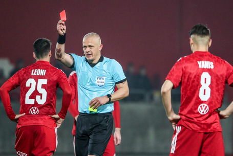 Ötödik piros lap, a negyedik itthon