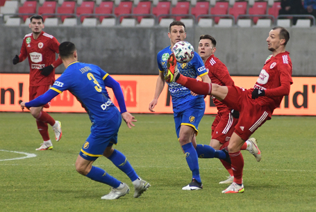 Nem tucatteljesítmény