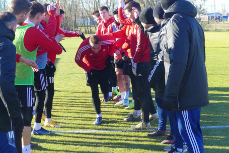 A társak már fel is avatták új játékosunkat