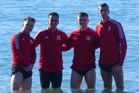 Sapka, rövidnadrág, tenger