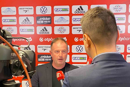 Helyettesíteni kell a stábot